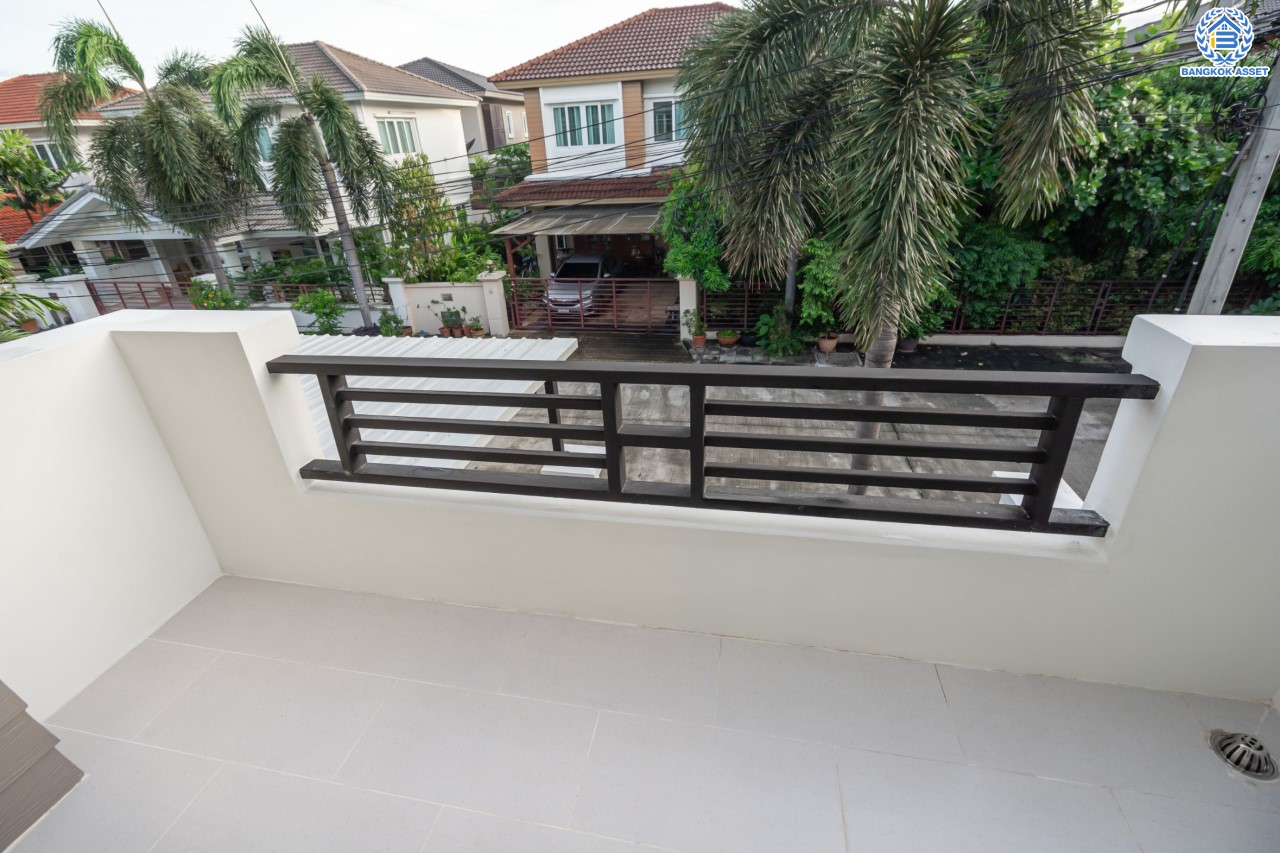 บ้านมือสองตกแต่งใหม่ ม.คาซ่าวิลล์ ราชพฤกษ์-รัตนาธิเบศร์2 แบรนด์ Q.House ต่อเติมครบพร้อมเข้าอยู่ เนื้อที่ 53.2 ตร.ว. ฟังก์ชันจัดเต็ม 3 ห้องนอน 3 ห้องน้ำ 1ห้องอเนกประสงค์ จอดรถได้ 2 คัน บนทำเลศักยภาพ ติดถนนราชพฤกษ์ และเพียง 10 นาทีถึงรถไฟฟ้า "สถานีบางรักน้อยท่าอิฐ"